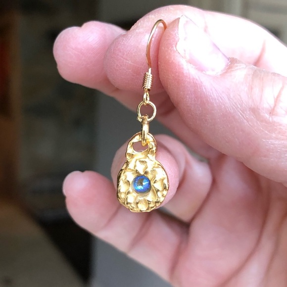 Hammered goldtone earrings & necklace - Picture 4 of 5